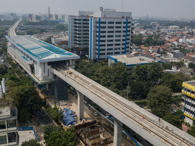 Foto udara proyek pembangunan stasiun Light Rail Transit (LRT) Jakarta Fase 1B Velodrome-Manggarai di Pramuka, Jakarta, Jumat (12/6/2026). Foto: ANTARA FOTO/Fakhri Hermansyah