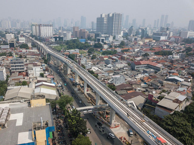Foto udara proyek pembangunan stasiun Light Rail Transit (LRT) Jakarta Fase 1B Velodrome-Manggarai di Pramuka, Jakarta, Jumat (12/6/2026).  Foto: ANTARA FOTO/Fakhri Hermansyah