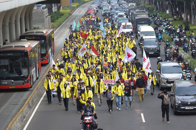 Massa berjalan ke arah Bundaran HI pada Jumat (12/6/2026). Foto: Jamal Ramadhan/kumparan