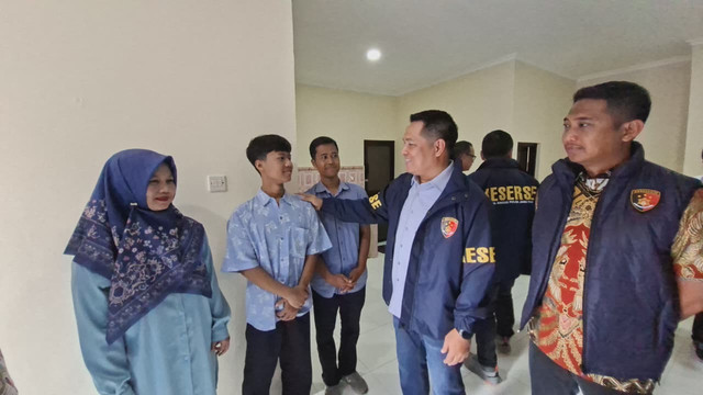 Dirreskrimsus Polda Jateng Kombes Pol Djoko Julianto bersama ojol korban kebakaran yang rumahnya telah direnovasi. Foto: Dok. Polda Jateng