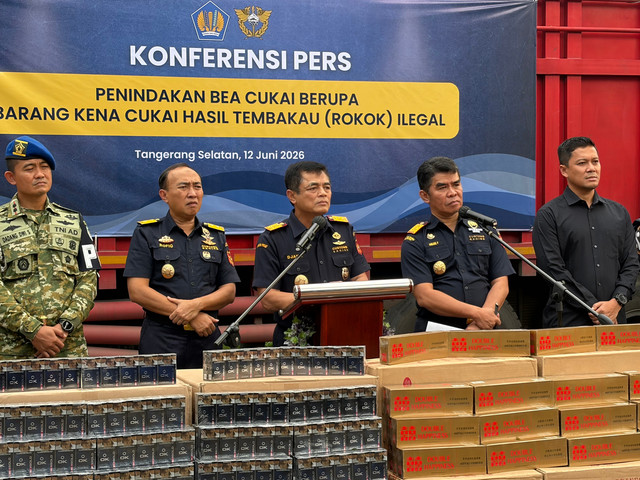 Dirjen Bea dan Cukai Djaka Budhi Utama beserta jajarannya dalam konferensi pers di Kanwil Bea Cukai Banten, Tangerang Selatan, Jumat (12/6/2026). Foto: Najma Ramadhanya/kumparan. 
