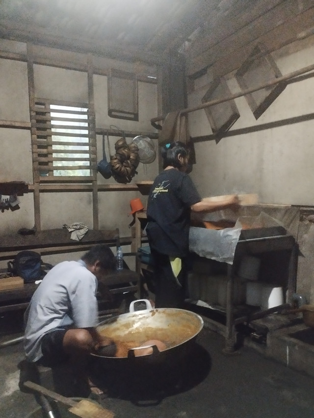 Pengrajin gula kelapa di Banyumas termasuk kelompok masyarakat yang membutuhkan "lantai pendapatan dasar" agar bisa menjalankan usahanya. (dokumendokumentasi pribadi)