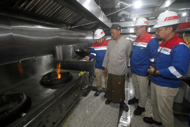 Area Head PGN Pasuruan, Mochamad Arif (kiri) menjelaskan dan memastikan gas bumi telah siap digunakan untuk memasak di Pondok Pesantren Darullughah Waddawah. Foto: Dok. Pertamina