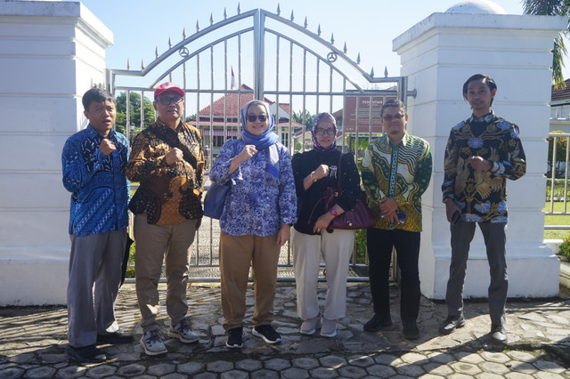 Komisi A DPRD DIY melakukan studi lapangan ke Museum Pengasingan Bung Karno dan rumah kelahiran Fatmawati di Bengkulu. Foto: Dok. DPRD DIY