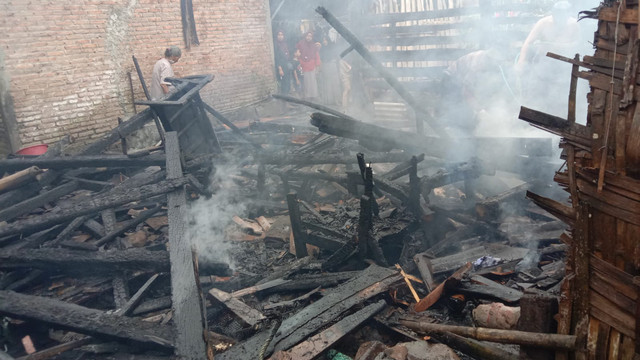 Kebakaran terjadi di Desa Balongmulyo, Kecamatan Kragan, Kabupaten Rembang pada Jumat (12/6/2026).
 Foto: Dok. BPBD Rembang