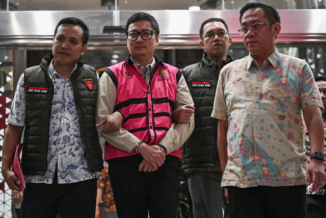 Tersangka kasus dugaan tindak pidana korupsi tata kelola program Makan Bergizi Gratis (MBG), Andri Mulyono (kedua kiri), berjalan menuju mobil tahanan di Kejaksaan Agung, Jakarta, Jumat (12/6/2026). Foto: Fauzan/ANTARA FOTO