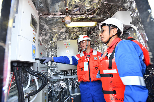 Direktur TKB Pertamina Persero Agung Wicaksono (kanan) mengunjungi ruang Panel Baterai disisi Kapal PTK OB 2303 di Galangan Pahala Harapan Lestari, Pangkalpinang pada Kamis (11/6). Foto: Dok. Pertamina