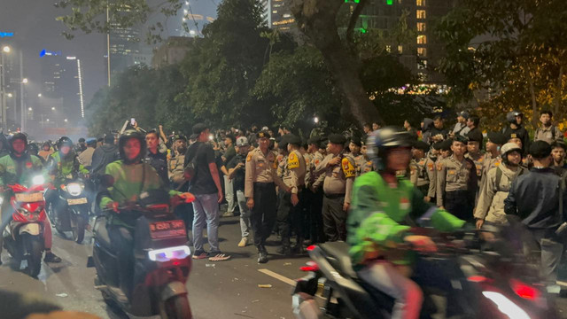 Jalan Jenderal Sudirman arah Bundaran HI sudah mulai dibuka dan dilalui kendaraan usai demo mahasiswa, Jumat (12/6/2026). Foto: Nasywa Athifah/kumparan