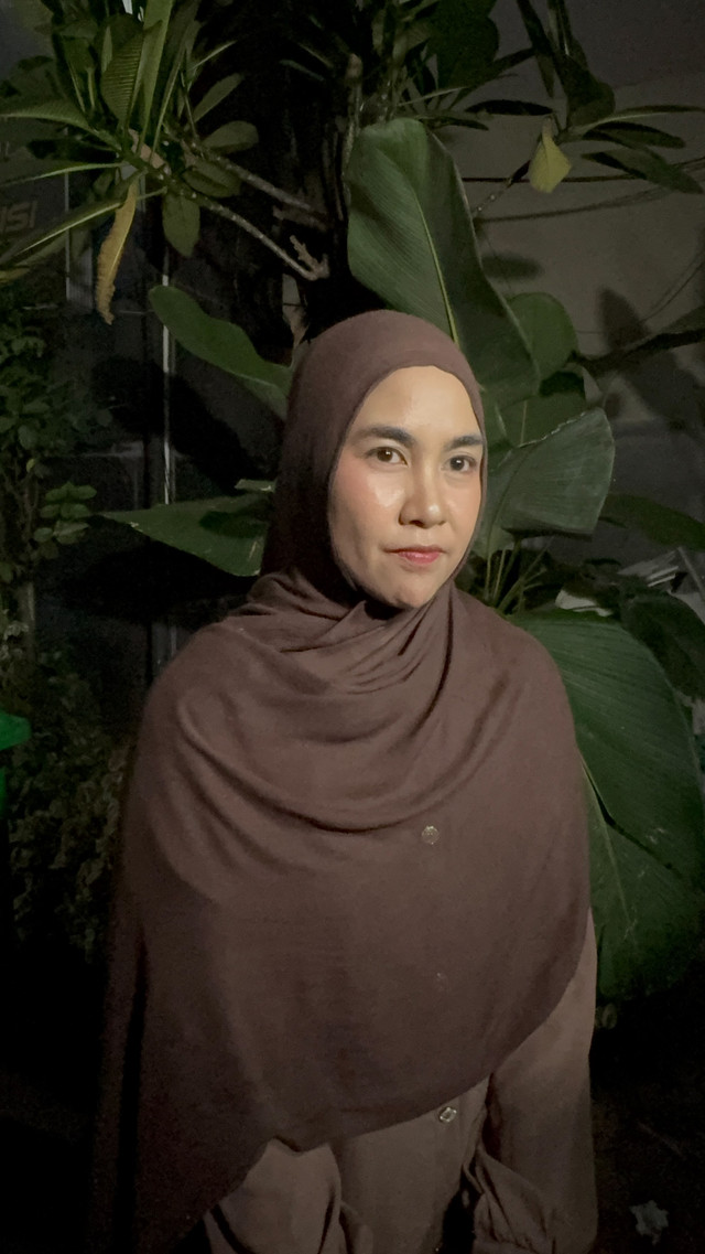 Artis Anisa Rahma dan suami usai diperiksa terkait kasus Hanania Travel di Polda Metro Jaya.
Foto: Aprilandika Pratama/kumparan