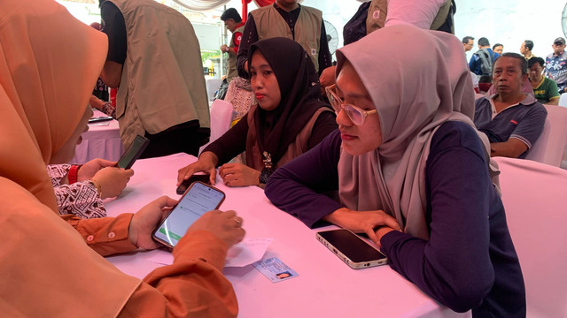 Warga Kelurahan Pakis, Kota Surabaya, saat uji coba sistem Perlindungan Sosial (Perlinsos) di Kantor Kelurahan Pakis, Surabaya, Jumat (12/6/2026). Foto: Farusma Okta Verdian/kumparan
