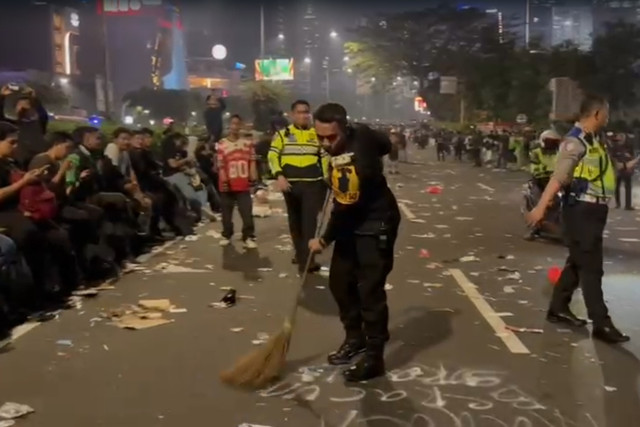Wakapolda bersama para pejabat utama dan personel tampak memungut botol plastik, kardus, serta sampah yang berserakan di area jalan usai Demo Mahasiswa. Foto: Dok. Istimewa