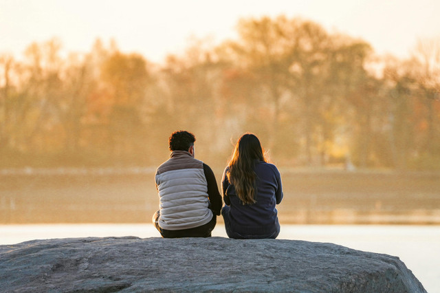 sumber: https://www.pexels.com/id-id/foto/pasangan-menikmati-matahari-terbenam-musim-gugur-di-tepi-danau-37146830/  