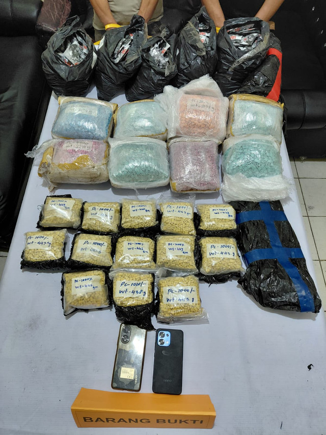 Polres Sarolangun Jambi menggagalkan peredaran narkotika jenis ekstasi dan cartridge yang mengandung etomidate. Foto: Dok. Istimewa
