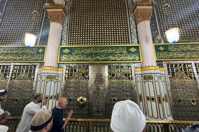 Umat Islam berdoa di depan makam Nabi Muhammad SAW, Abu Bakar Ash-Shiddiq, dan Umar bin Khattab di Masjid Nabawi, Madinah, Arab Saudi, Jumat (12/6/2026).  Foto: Citro Atmoko/ANTARA FOTO