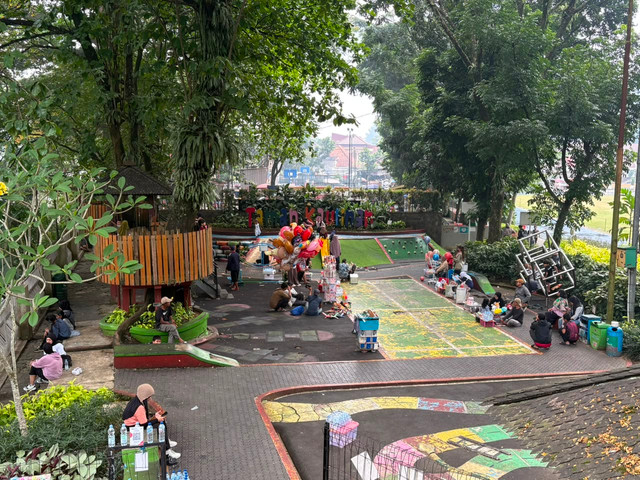 Suasana keramaian area Taman Kaulinan di Lapangan Sempur, Kota Bogor, Sabtu (13/6/2026). Foto: Ryan Iqbal/kumparan