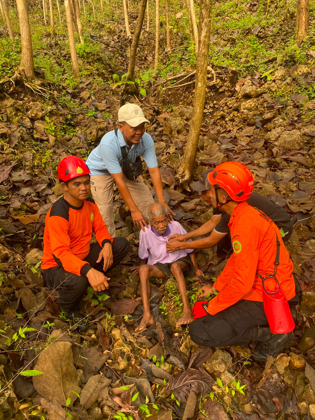 Seorang kakek bernama Mbah Kliwon (80 tahun) warga Girisuko, Kapanewon Panggang, Kabupaten Gunungkidul hilang di kawasan Hutan Sanglor 1 berhasil ditemukan SAR Gabungan, Sabtu (13/6/2026). Foto: Dok. Basarnas Yogyakarta