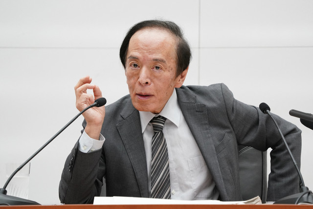 Gubernur Bank Sentral Jepang (Bank of Japan/BOJ) Kazuo Ueda berbicara dalam konferensi pers di kantor pusat BOJ di Tokyo, Selasa (28/4/2026). Foto: Kazuhiro Nogi/AFP
