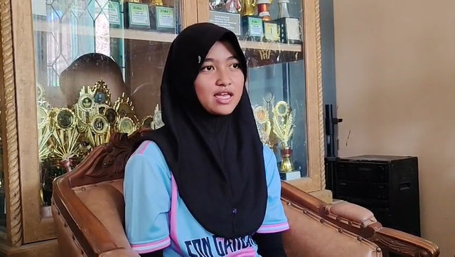 Nadia Putri Muda Paramita, siswi SD di Kabupaten Sukabumi yang gagal menyelesaikan seluruh soal dalam pelaksanaan Olimpiade Sains Nasional (OSN) tingkat kabupaten/kota akibat padam listrik. Foto: Dok. Istimewa