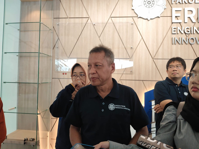 Koordinator Tim PKPE Fakultas Teknik UGM, Alva Edy Tontowi, menyampaikan kesimpulan tak ada gas alam dalam kasus kebakaran misterius yang terjadi 125 kali di sebuah rumah di Margomulyo, Kapanewon Seyegan, Kabupaten Sleman. Foto: Arfiansyah Panji/kumparan