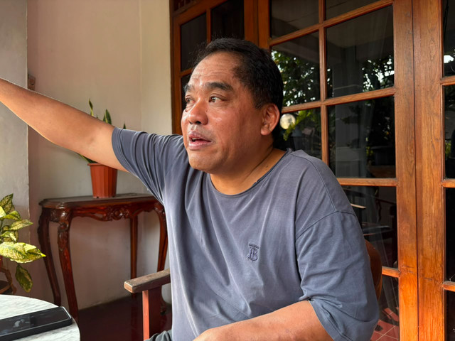Edwin (58), Ketua RW 01 Sempur, Kota Bogor saat ditemui di kediamannya pada Sabtu (13/6/2026). Foto: Ryan Iqbal/kumparan