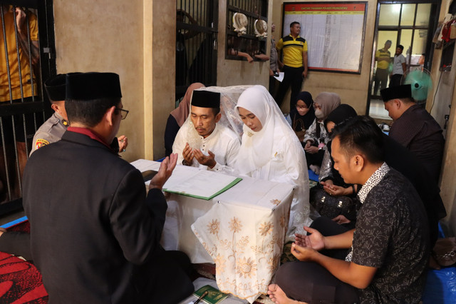 Seorang tahanan kasus narkoba tetap melangsungkan akad nikah dengan pasangannya meski tengah menjalani proses hukum di Rumah Tahanan (Rutan) Polres Pringsewu, Lampung, Kamis (12/6/2026). Foto: Dok. Istimewa