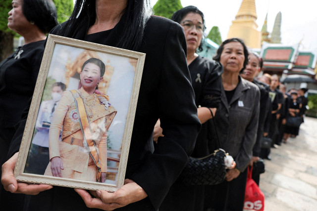 Orang-orang mengantre untuk memberi penghormatan menjelang upacara pemandian kerajaan untuk Putri Bajrakitiyabha, 47 tahun, putri sulung Raja Thailand Maha Vajiralongkorn, di Istana Besar di Bangkok, Thailand, Sabtu (13/6/2026). Foto: Chalinee Thirasupa/REUTERS
