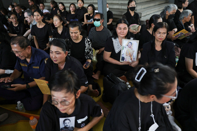 Orang-orang memegang foto Putri Bajrakitiyabha, 47 tahun, putri sulung Raja Thailand Maha Vajiralongkorn, di Rumah Sakit Memorial Raja Chulalongkorn menjelang pemindahan jenazahnya ke Istana Agung, di Bangkok, Thailand, Sabtu (13/6/2026). Foto: Athit Perawongmetha/REUTERS