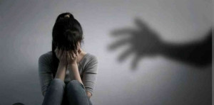 Ilustrasi seseorang yang berusaha menghadapi luka emosional (Sumber: shutterstock.com)