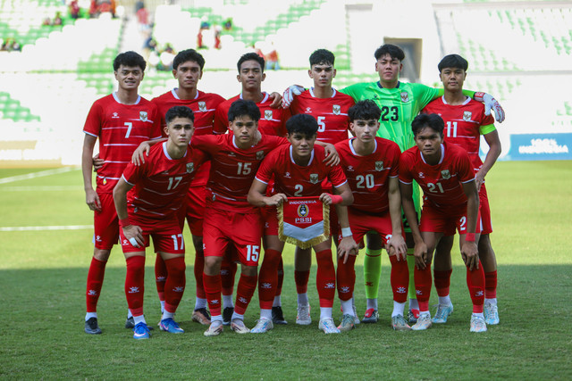 Timnas Indonesia U-19 berfoto bersama sebelum pertandingan melawan Kamboja U-19 pada pertandingan perebutan juara tiga Piala AFF U-19 2026 di Stadion Utama Sumatera Utara, Kabupaten Deli Serdang, Sumatera Utara, Sabtu (13/6/2026).  Foto: Yudi Manar/ ANTARA FOTO