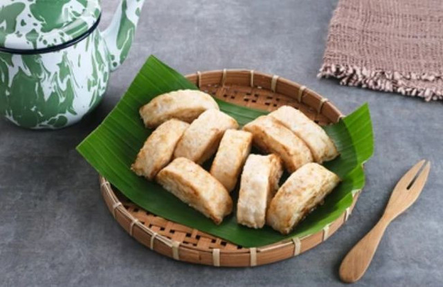 Kue gandos tradisional yang tersaji di dalam tampah dengan alas daun pisang. (Sumber: Shutterstock)