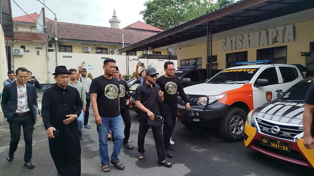 Terduga pelaku pelecehan santri yang diamankan oleh anggota Yakuza Manages di Malang. Foto: kumparan