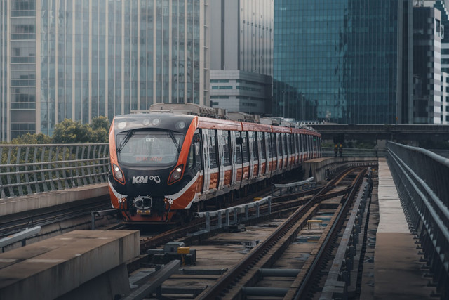 Ilustrasi Ke PRJ naik KRL turun di mana. Foto: Unsplash.com/Defrino Maasy