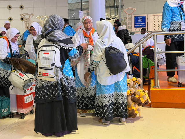 Haji Core 2026, jemaah haji membawa sejumlah boneka unta yang menjadi primadona oleh-oleh bagi sanak keluarga di Indonesia. Foto: Dok. MCH 2026