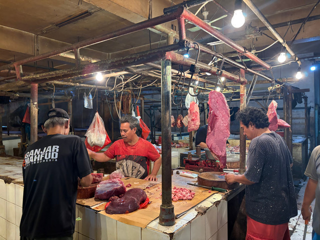 Daging sapi yang dijajakan di Pasar Klender SS, Minggu (14/6/2026). Foto: Widya/kumparan