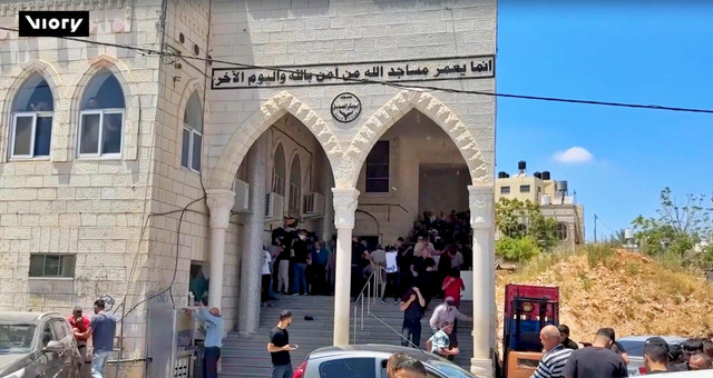 Jemaah salat Jumat terkena gas air mata saat Pasukan Israel menyerbu Desa Deir Abu Mash'al di Tepi Barat. Foto: Dok. Viory