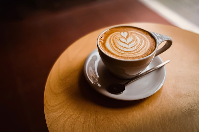 Ilustrasi Pembuatan Mocha Latte dengan Mesin Delonghi Top, Foto: Unsplash/nameless 3791