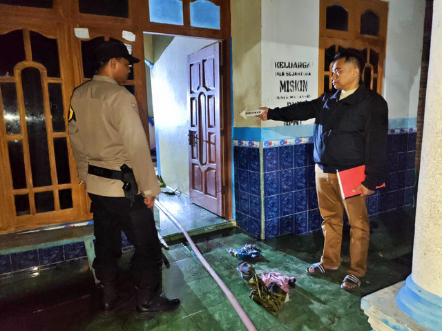 Polsek Sukolilo, Kabupaten Pati, Jawa Tengah melakukan olah TKP di lokasi rumah yang dibakar oleh MI (27). Foto: Dok. Polresta Pati
