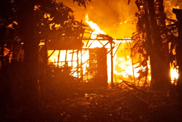 Rumah milik M (61), Warga Dukuh Krasak RT 04 RW 04, Desa Kedungwinong, Kecamatan Sukolilo, Kabupaten Pati, terbakar hebat setelah dibakar oleh anaknya sendiri, Sabtu (14/6/2026). Foto: Dok. Polresta Pati