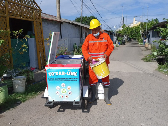 Pertamina Patra Niaga menggandeng masyarakat sekitar wilayah operasional untuk mengelola sampah dan limbah rumah tangga menjadi produk bernilai ekonomi. Foto: Pertamina Patra Niaga