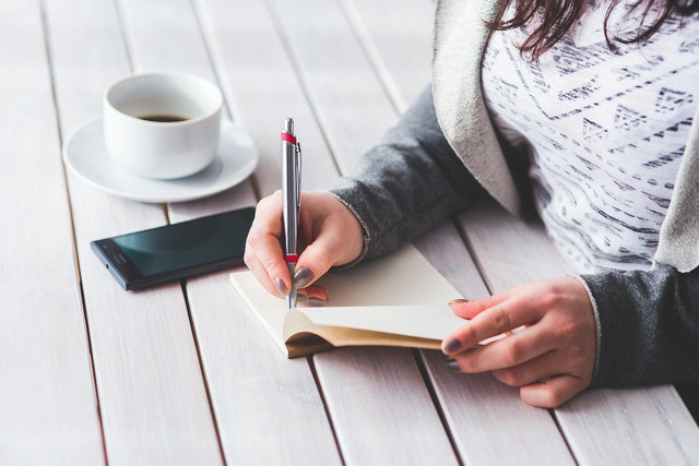 Ilustrasi cara menulis footnote dari jurnal, Foto: Pixabay/kaboompics