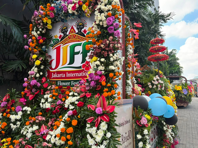 Sejumlah alat parade di Jakarta International Flower Festival 2026 di Binus University, Jakarta, Minggu (14/6/2026). Foto: Nauval Pratama/kumparan