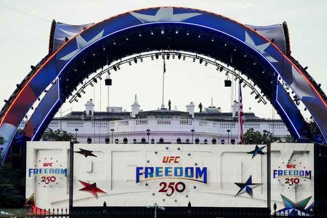 Petugas keamanan berdiri di atas Gedung Putih menjelang acara timbang badan seremonial untuk para petarung yang berpartisipasi dalam UFC Freedom 250, di Ellipse dekat Gedung Putih, di Washington, D.C., AS, Sabtu (13/6/2026). Foto: Nathan Howard/REUTERS