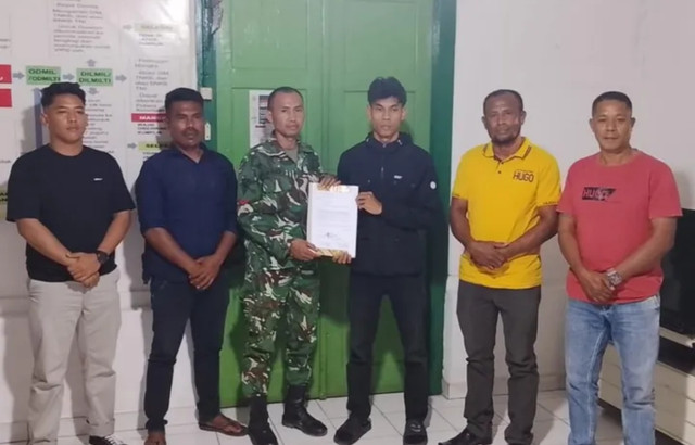 Oknum TNI dan karyawan minimarket saat sepakat damai. Foto: Dok. Istimewa