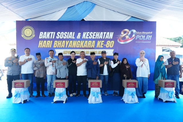 Wakapolri Komjen Pol Dedi Prasetyo menghadiri acara Bakti Sosial, Bakti Kesehatan, dan Santunan Anak Yatim Piatu serta Dhuafa di Megamendung, Kabupaten Bogor, Minggu (14/6/2026). Foto: Polri