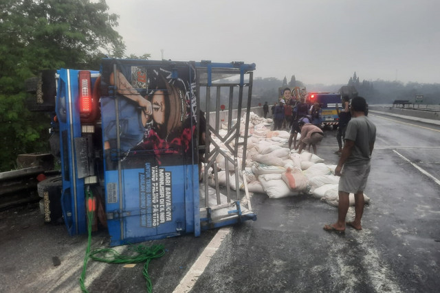 Kecelakaan di Tol Cipularang KM 100.800, Sabtu (13/6/2026). Foto: Kainduk PJR Tol Cipularang