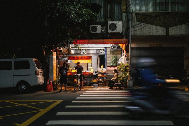 ilustrasi Usaha jagung bakar yang selesai berjualan gerobaknya akan dipindah ke tempat khusus penyimpanan gerobak dekat lokasi usaha. Apakah dicatat di rumah atau di lokasi usaha?. Unsplash/Ricky T