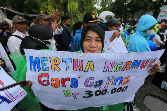 Guru honorer. Foto: ANTARA FOTO/Dedhez Anggara