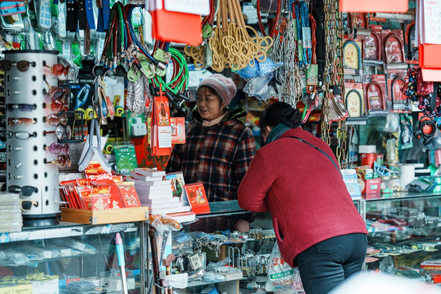 Ilustrasi komunikasi yang dapat disampaikan oleh personil toko. Foto: Unsplash.com/Zheng Yijun