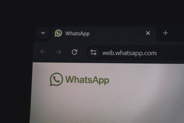 Ilustrasi cara kunci chat whatsapp. Unsplash/Zulfugar Karimov