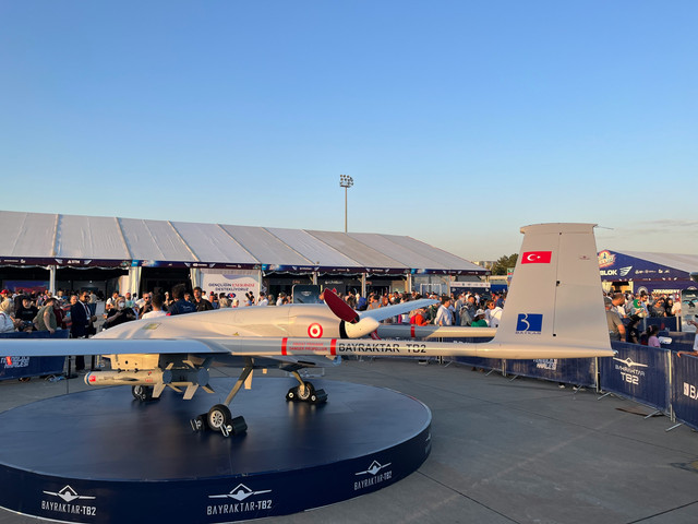 Drone tempur buatan Baykar, salah satu bukti nyata keberhasilan lompatan teknologi manufaktur canggih Turki di kancah global. Foto: https://unsplash.com/id/foto/kerumunan-orang-berdiri-di-sekitar-pesawat-yang-dipamerkan-lkrn8Obmugg